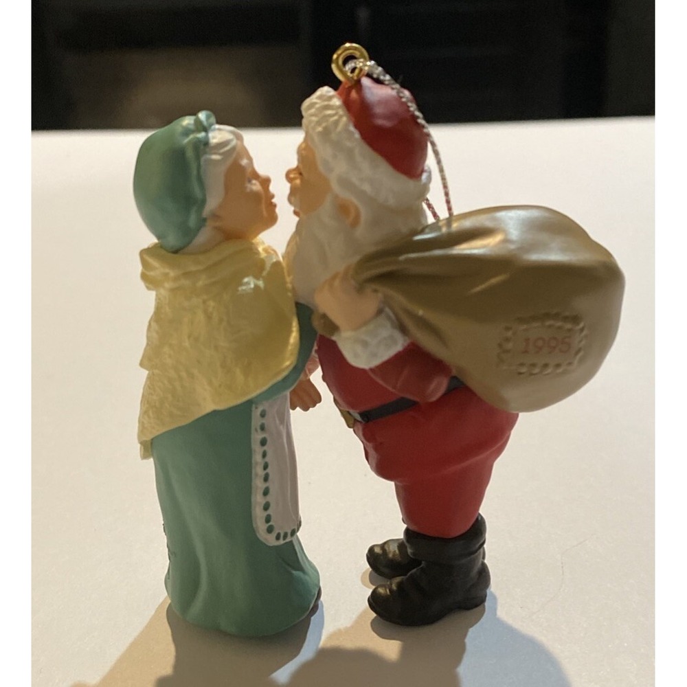 Hallmark Keepsake 1995 Christmas Eve Kiss Mr & Mrs Claus #10 in Series Ornament